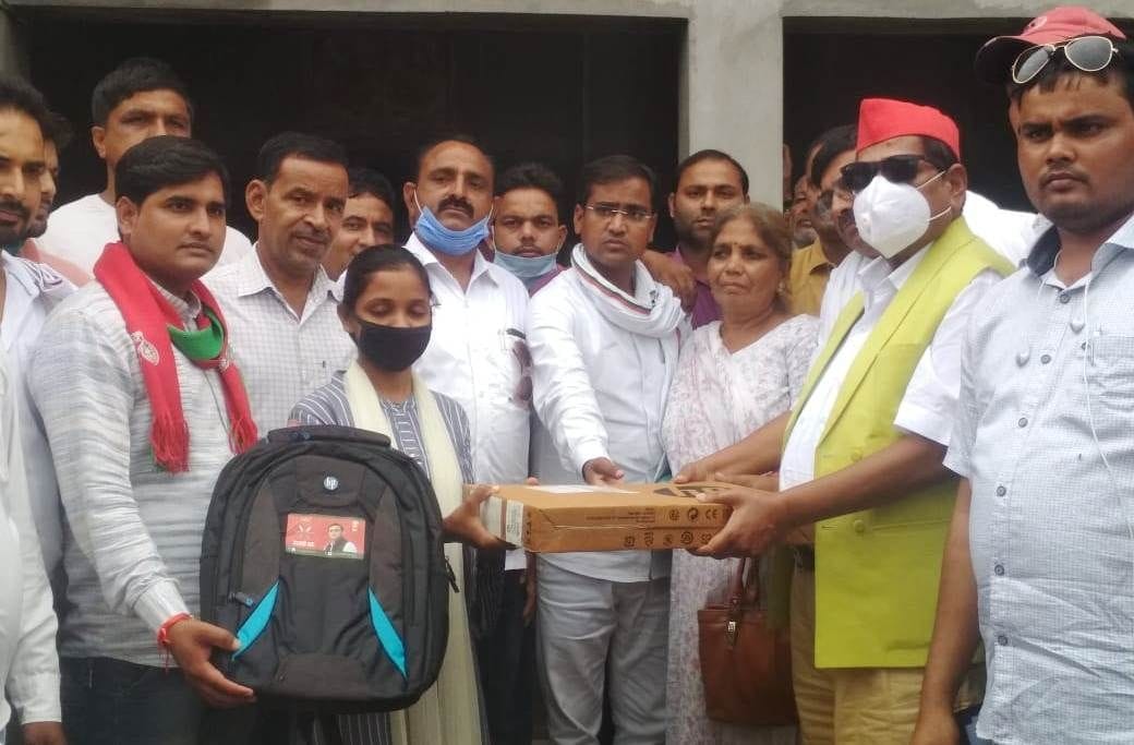 Akhilesh yadav gave laptop to topper student