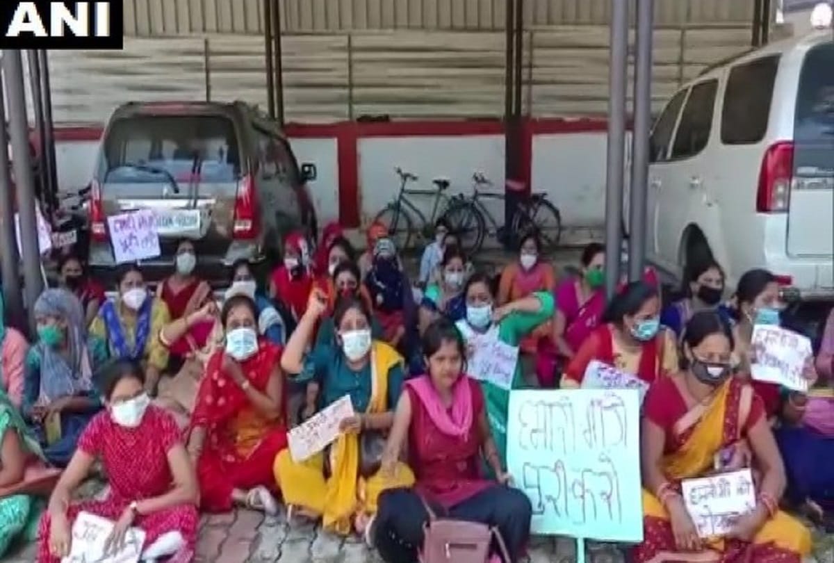 ANM nursing women protest outside Health Minister residence in Patna, Bihar