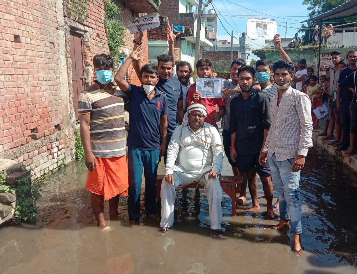 ?????? ??Angered by the waterlogging, the people of Chaturbhujpur held the husband as a hostage