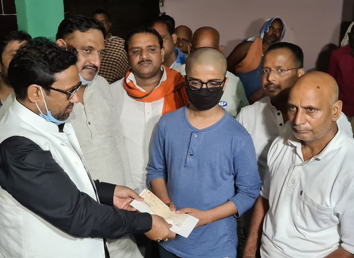 Rasda MLA gave two lakh help to the son of Inspector