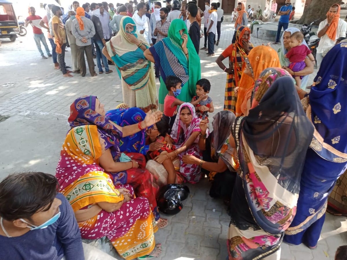 Cousin brother died due to drowned during bath in pond relative admitted in hospital in critical condition in bhadohi