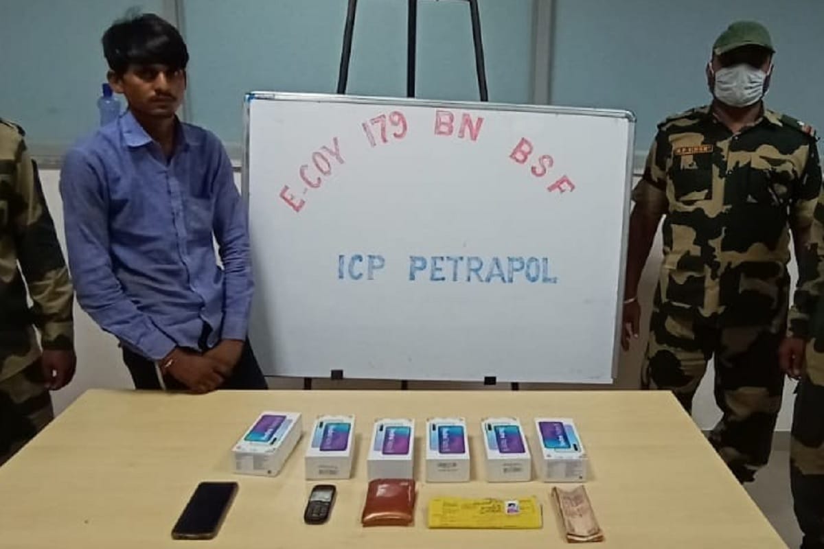 BSF arrested a man for smuggling mobile phones into Bangladesh