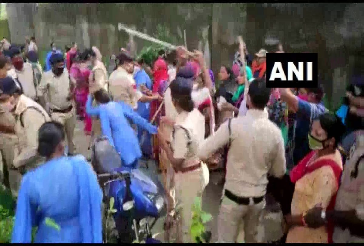 Chhattisgarh: Police baton-charged locals who were protesting against cremation of a COVID-19 patient
