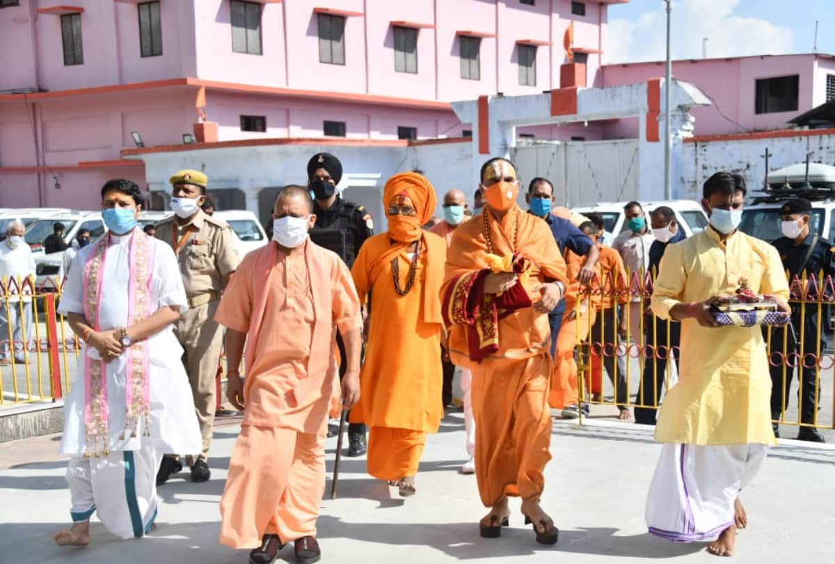 CM Yogi Adityanath inaugurated Sri Ram Katha in Gorakhnath temple on Death anniversary of Mahant Digvijaynath and Mahant Avedyanath