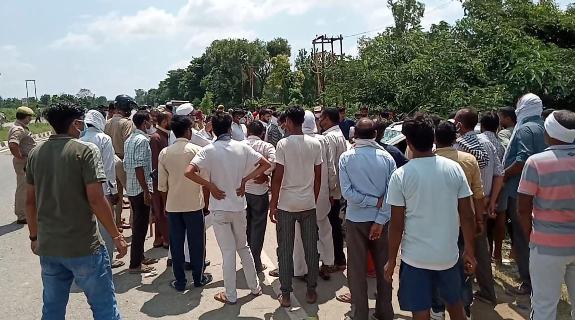 Uncontrolled car crushes three people selling guava, old man dies