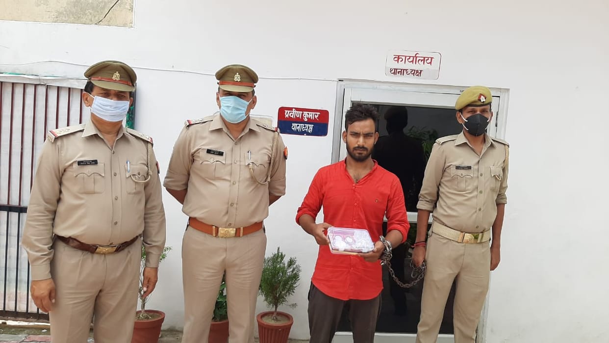Theft exposed in Saraf's shop, a thief caught