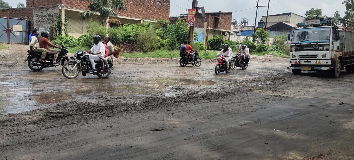 Mud on janasath road, difficult to walk