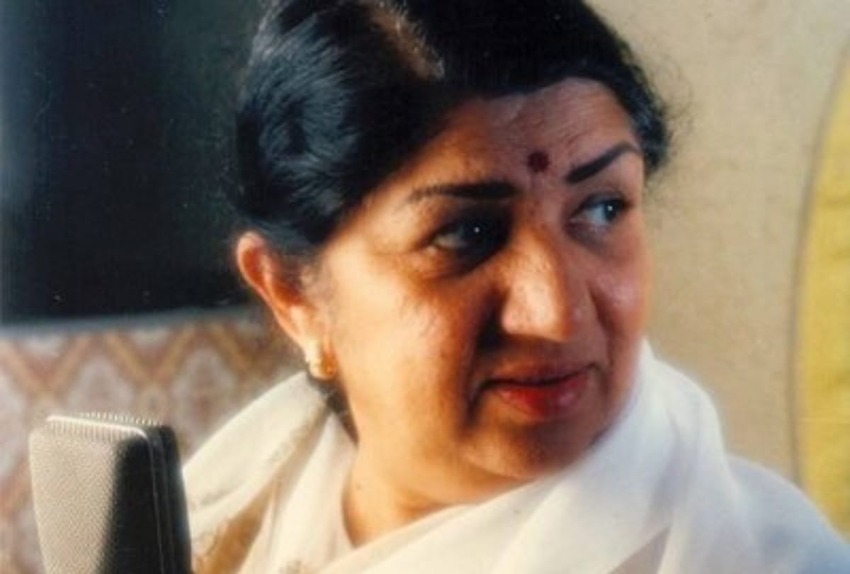 pandit kumar gandharva wrote artical in 1960 decade abhijat kalawati for lata mangeshkar shared on facebook by daughter Kalapini Komkali