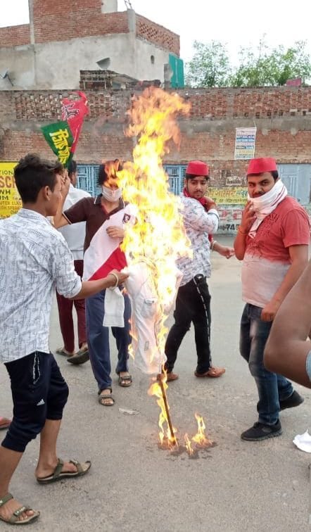 SP student body burnt effigy of CM Yogi in etawah