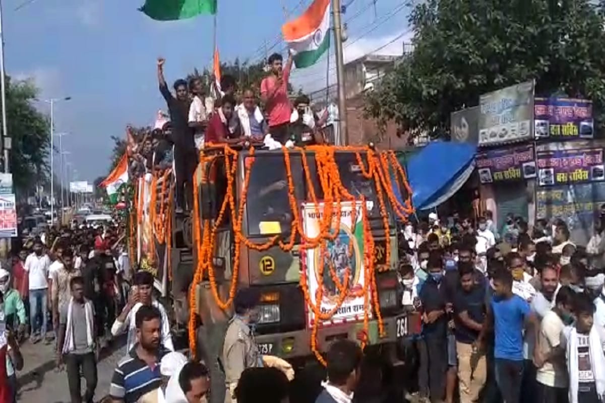 Martyred Prashanth was cremated in Muzaffarnagar and for huge crowds gather to pay last tributes