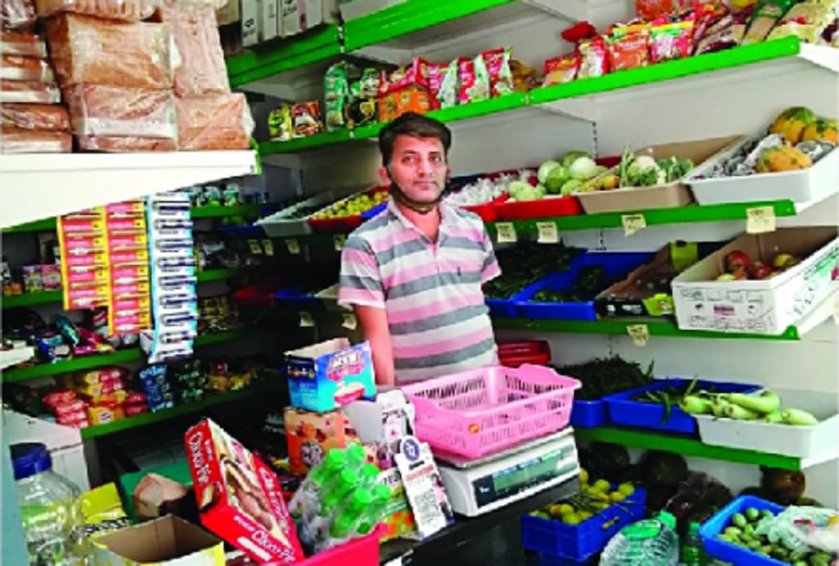 Assistant professor looses his job in corona pandemic starts his own vegetable shop in greater noida