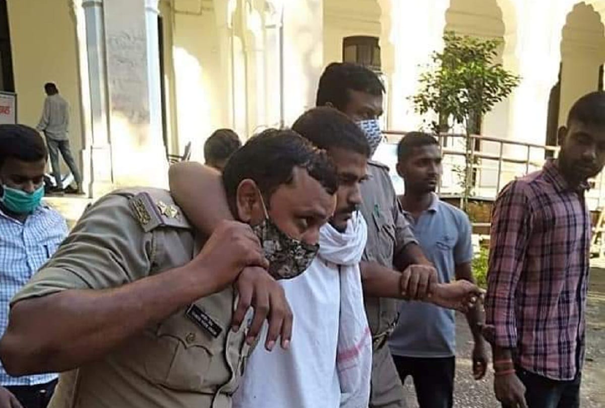 Condition of fasting workers worsened in Allahabad University, admitted in hospital