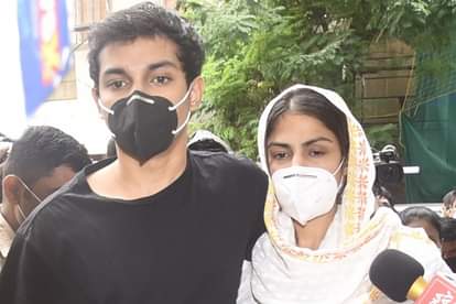 भाई शौविक के साथ रिया चक्रवर्ती (फाइल फोटो)