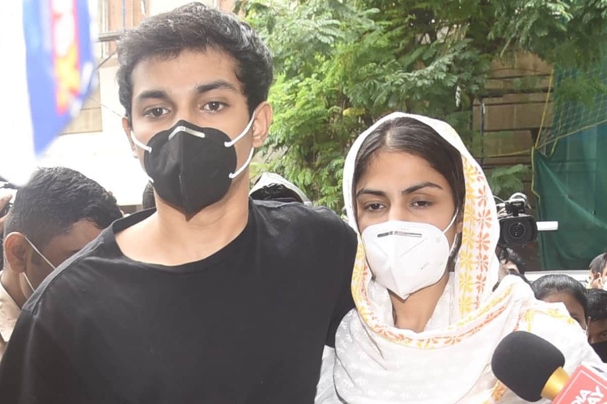 Mother's Day 2021: Rhea Chakraborty wishes her mom with throwback pic write meaasge