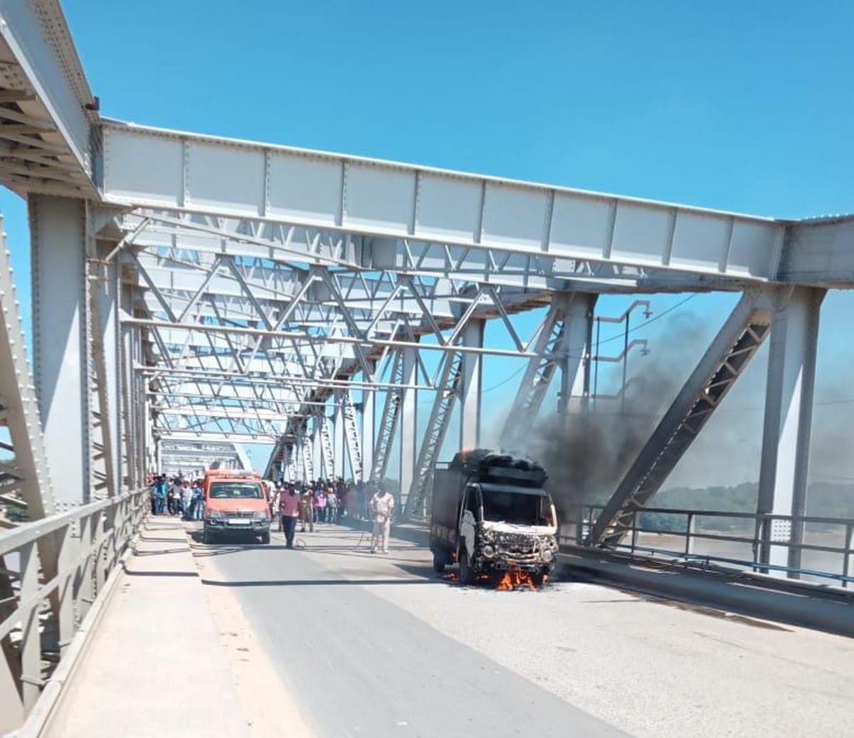 Tata Magic fire on Rajghat bridge, driver saved his life by jumping in varanasi