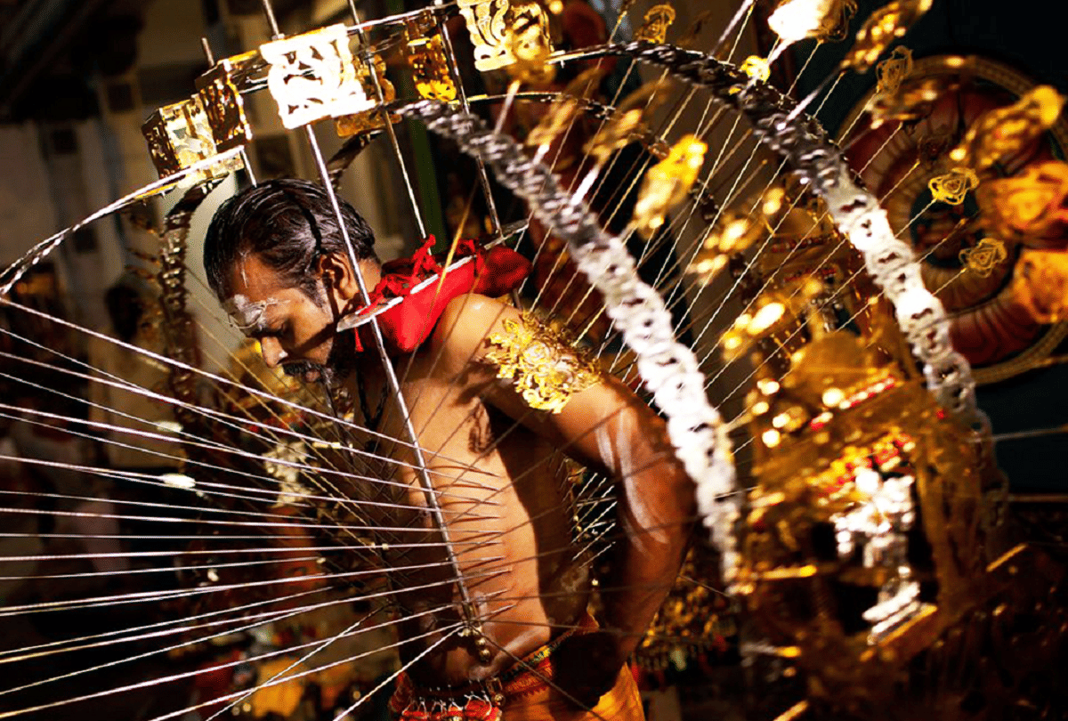 thaipusam festival weird ritual of Malaysia, who make hundreds of holes in the body to please God