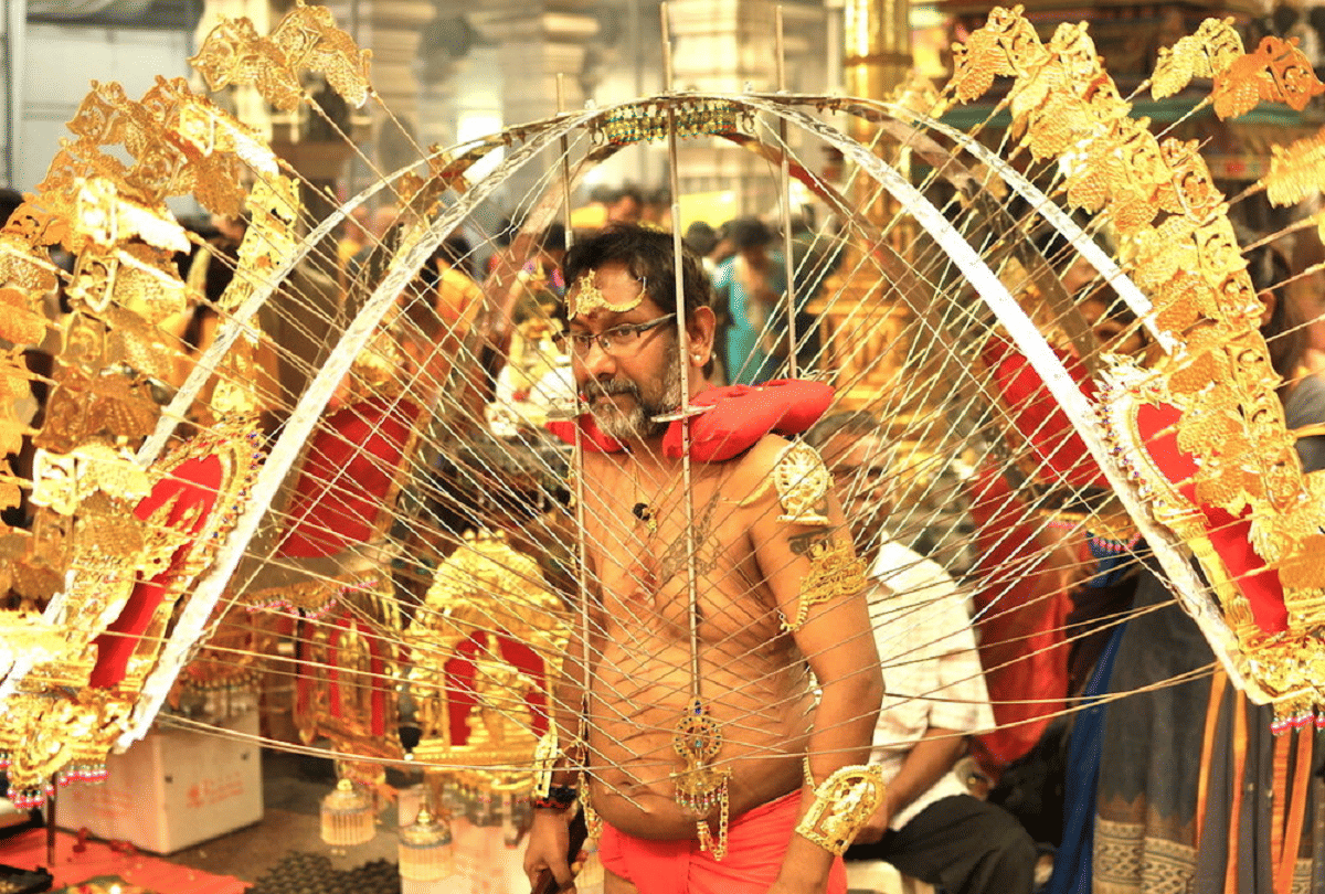 thaipusam festival weird ritual of Malaysia, who make hundreds of holes in the body to please God
