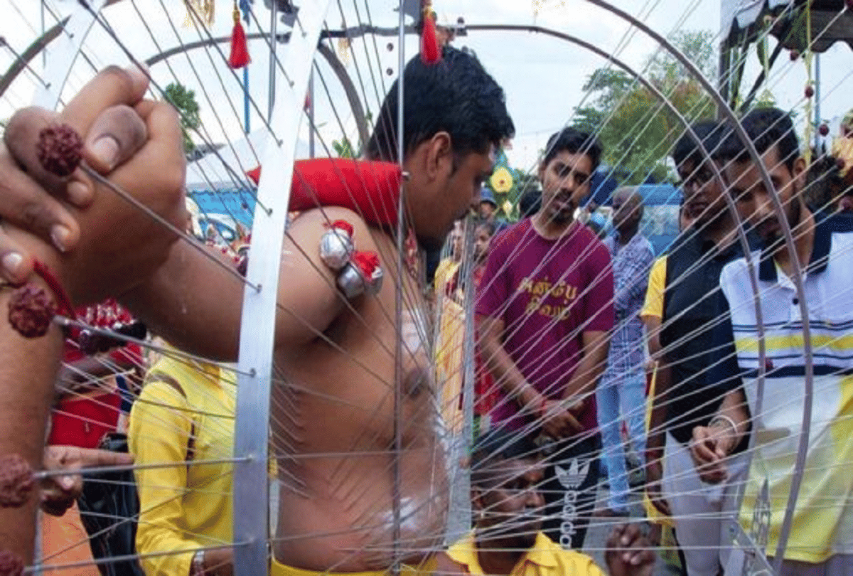 thaipusam festival weird ritual of Malaysia, who make hundreds of holes in the body to please God
