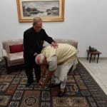 पूर्व राष्ट्रपति प्रणब मुखर्जी के चरण स्पर्श करते हुए प्रधानमंत्री नरेंद्र मोदी
