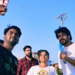 सांसद रवि किशन के साथ सेल्फी लेते युवा।