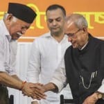 संघ मुख्यालय में प्रणब मुखर्जी