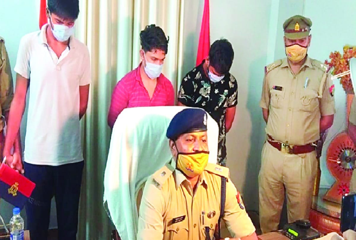 Students of class 12th robbed of wild life photographer for fun