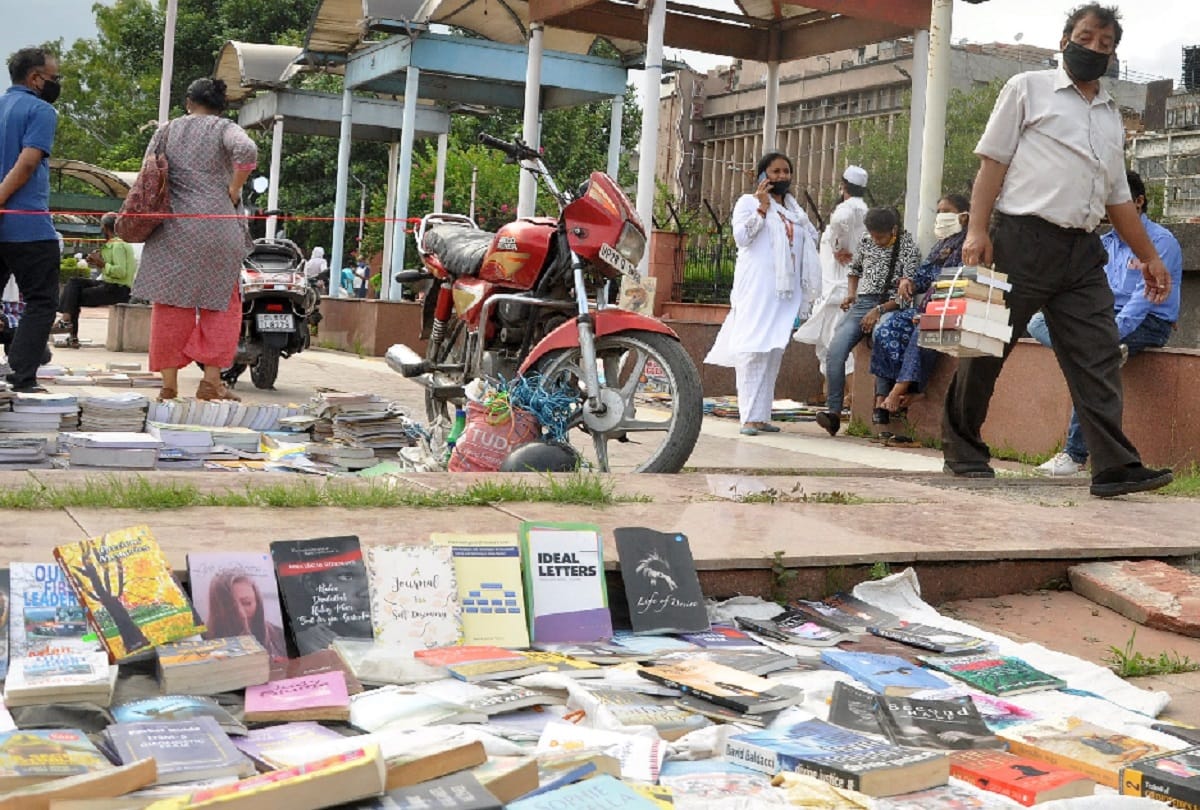 sunday book market in darya ganj open again