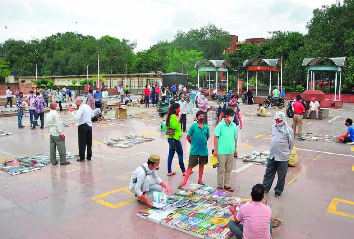 sunday book market in darya ganj open again