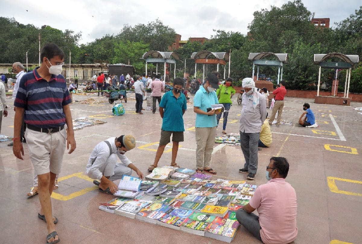 sunday book market in darya ganj open again
