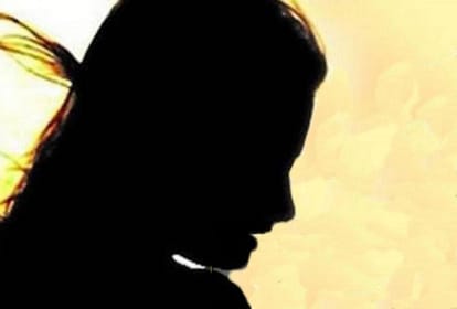 Bhadohi: 8वीं के छात्र के साथ फरार हुई थी चार बच्चों की मां, पकड़ाने पर लगाया अपहरण का झूठा आरोप Mother of four children absconded with 8th class student falsely accused of kidnapping
