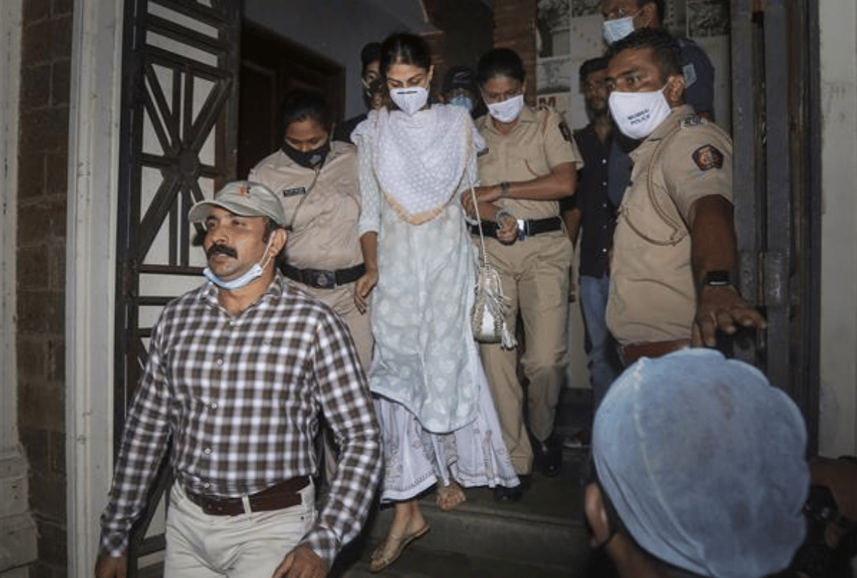 Court Rejected Bail Plea Rhea Chakraborty and Bollywood fights over drugs entertainment news