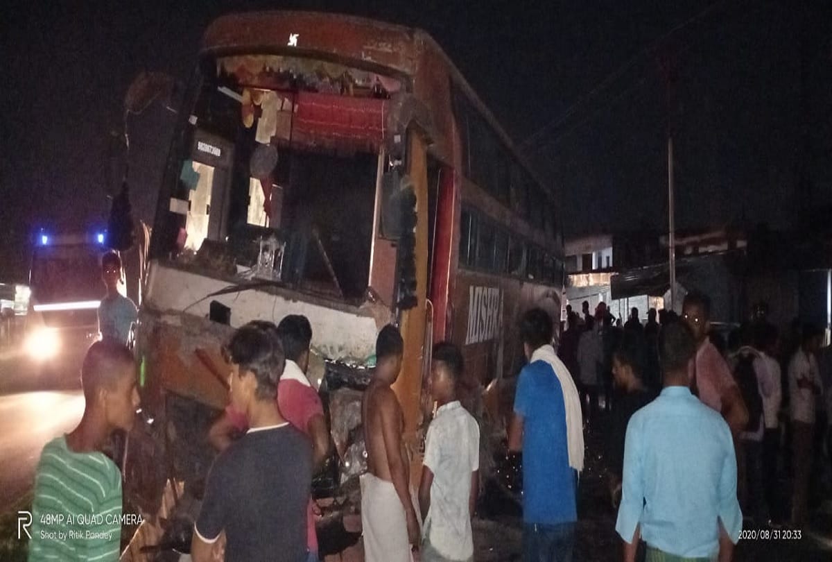 Bus crashed into divider 10 injured in Kushinagar
