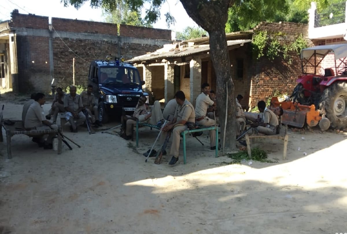 clash broke out between two groups in Ambedkarnagar bansgaon over a normal dispute