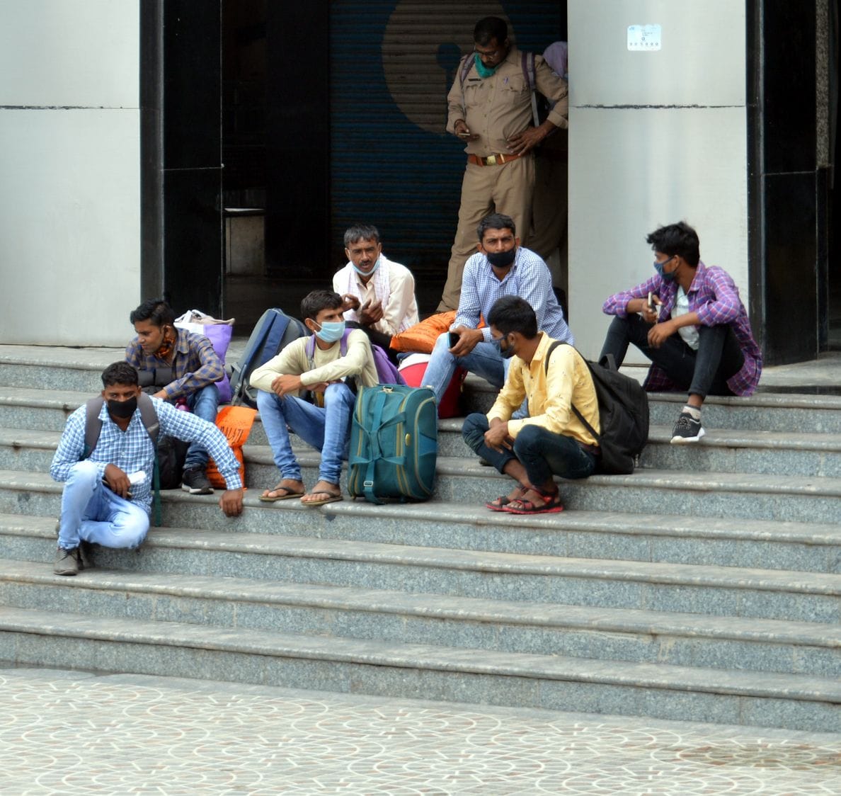 train, derail, mathura