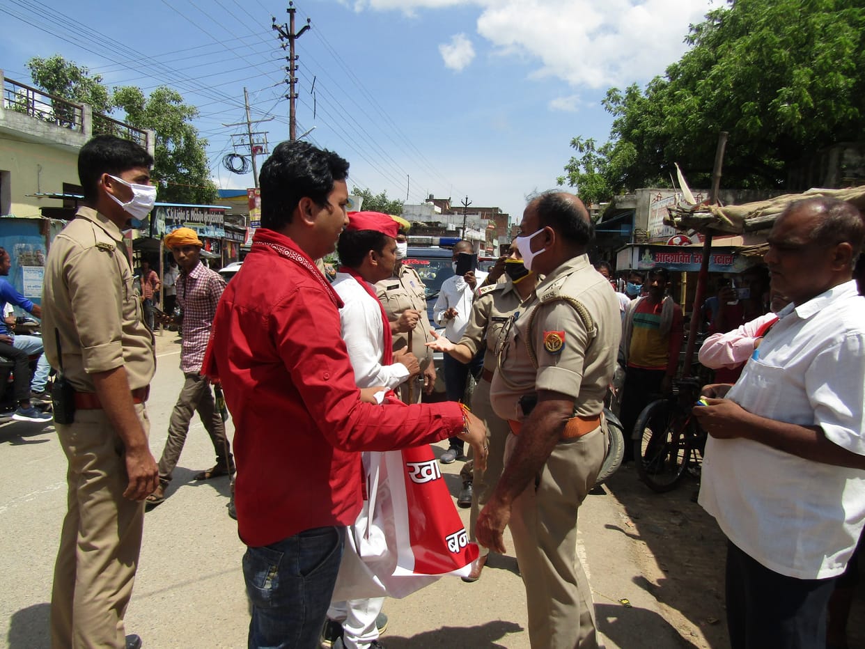 Police stopped the samajwadi party workers going to protest