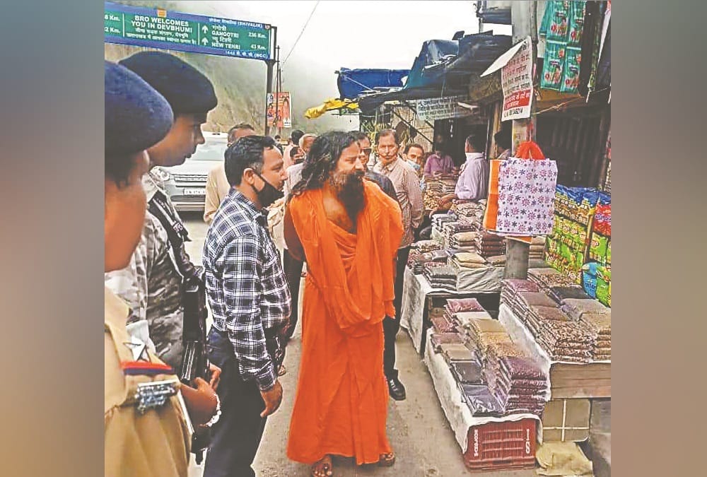 Baba Ramdev convoy Stop suddenly in tehri market for shopping Special Pahadi product
