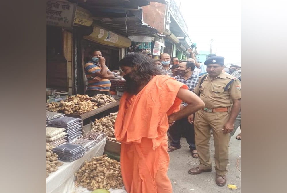Baba Ramdev convoy Stop suddenly in tehri market for shopping Special Pahadi product