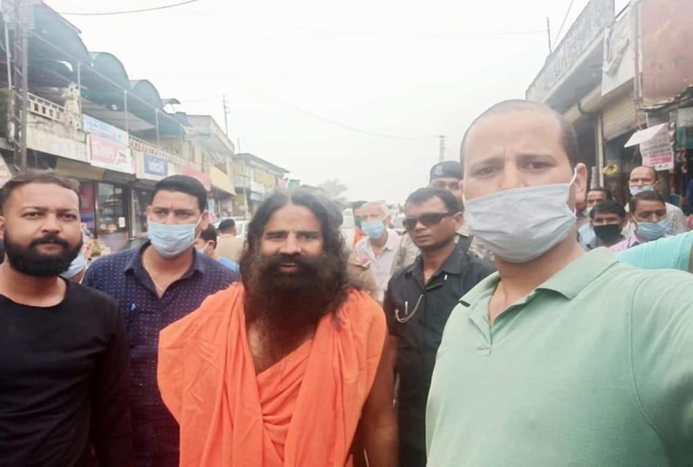 Baba Ramdev convoy Stop suddenly in tehri market for shopping Special Pahadi product