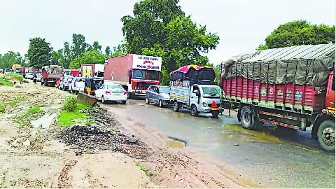 Hulasangra crossing: Long jam on highway due to Bahgul bridge truck malfunction