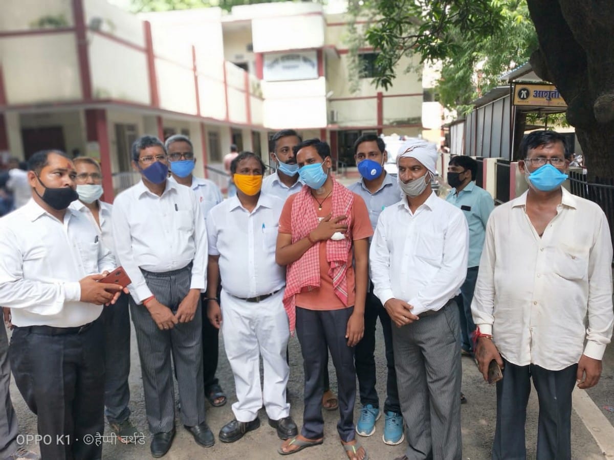 Chinese manjha death in varanasi: family met with Additional District Magistrate at Rifle Club for demand this