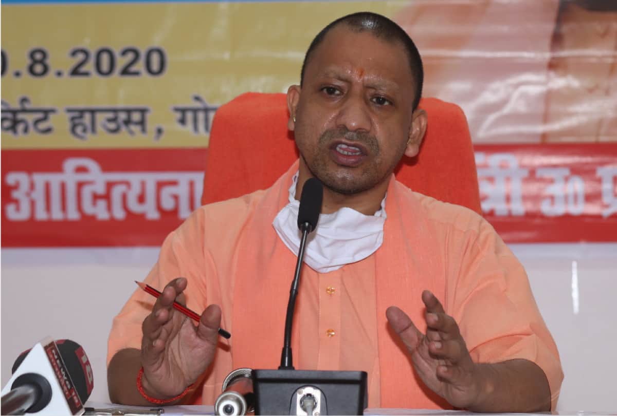 CM Yogi Adityanath meet to MP and MLA in gorakhpur CM reprimanded City MLA for discipline
