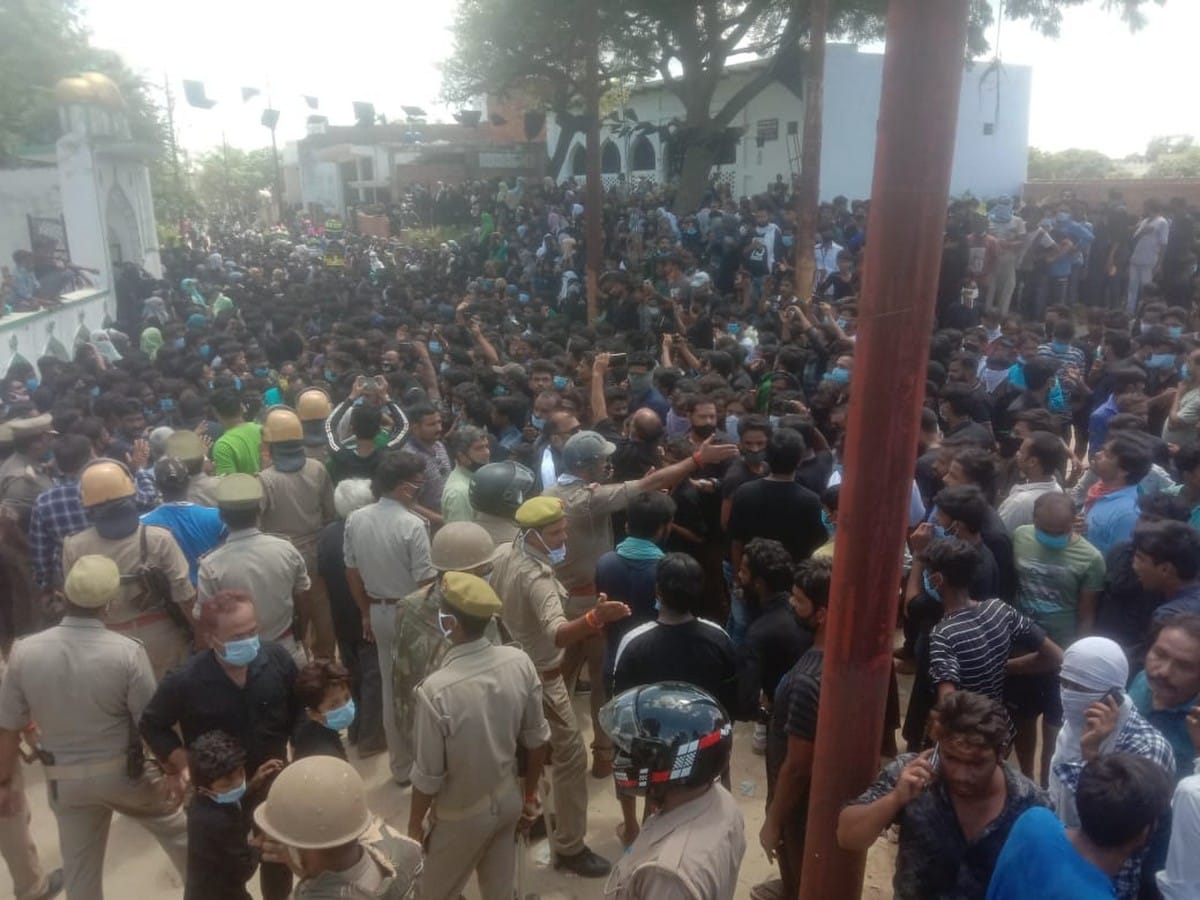 Muharram Tense situation and police sp on spot for tajia dafan in jaunpur uttar pradesh