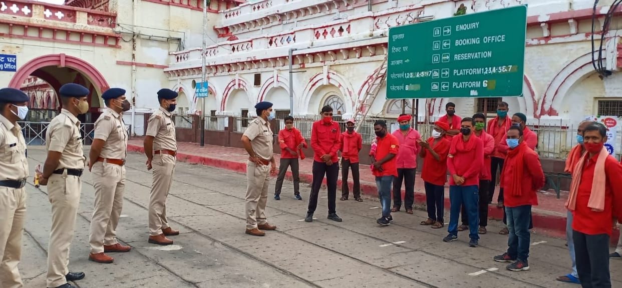 allert in jhansi railway station