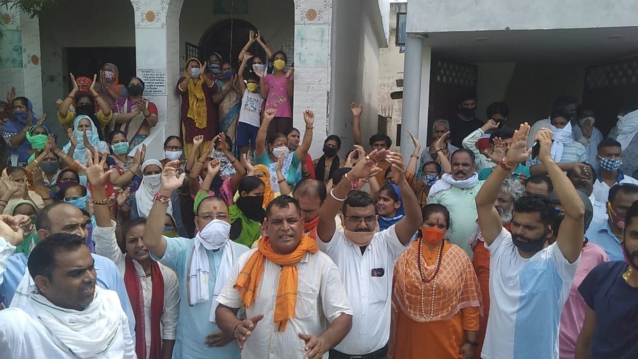 haridwar news: administrative team came after nainital High Court order to remove 15 temples, protest starts, seen in photos