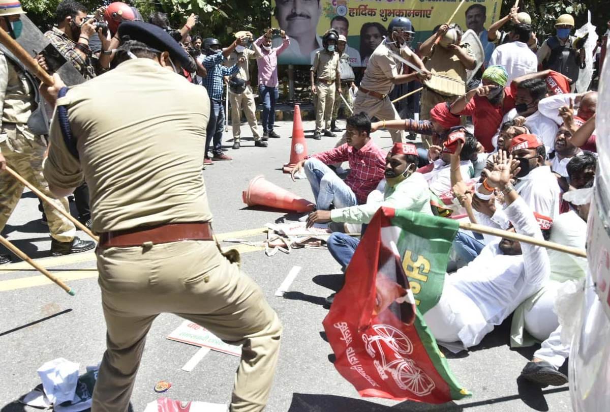 Samajwadi party protest in lucknow against NEET exams conduction heavy force deployed