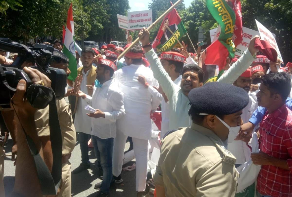 Samajwadi party protest in lucknow against NEET exams conduction heavy force deployed