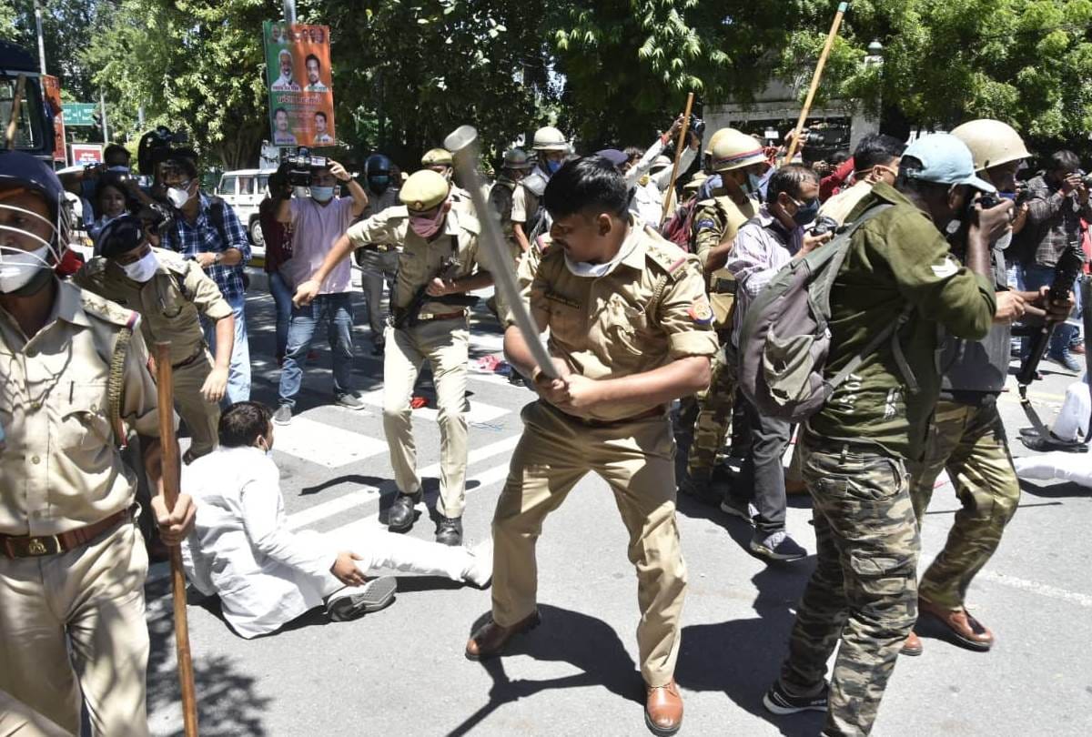 Samajwadi party protest in lucknow against NEET exams conduction heavy force deployed