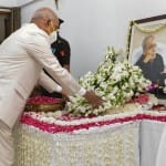 राष्ट्रपति रामनाथ कोविंद श्रद्धा सुमन अर्पित करते हुए
