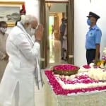 श्रद्धांजलि देते प्रधानमंत्री मोदी