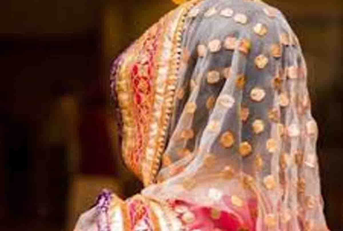 Two girls got married, police gave freedom for both of them to live together
